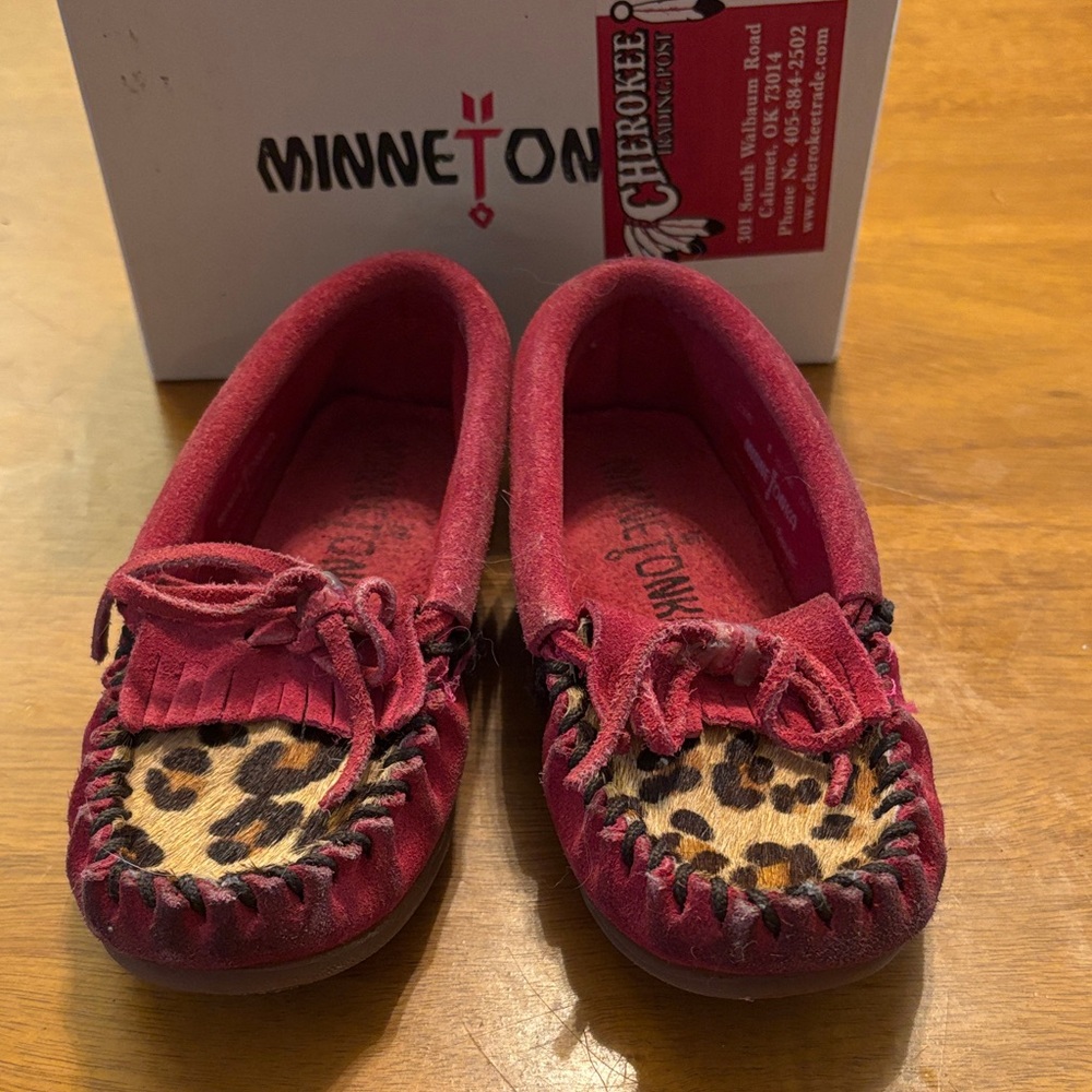 Minnetonka Kids' Moccasins in pink with Leopard Print size 8
